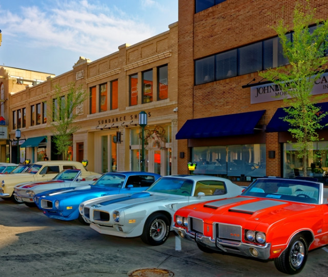 Experience the vibrant atmosphere of the Birmingham Cruise, a highlight of the Woodward Dream Cruise event.