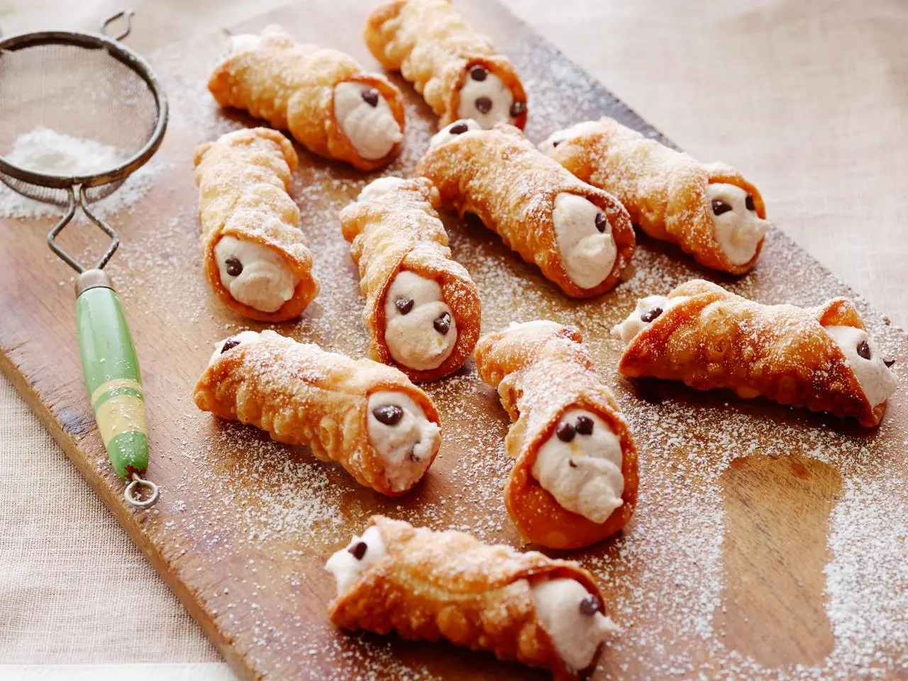 Homemade Cannoli: A Sweet Treat For This Holiday Season